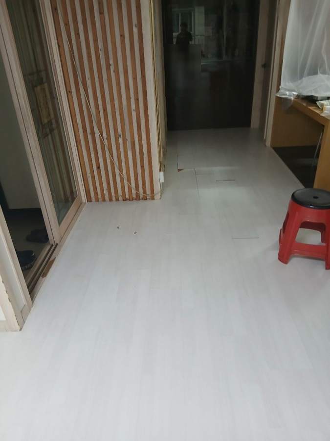 당하동 더캐슬 누수로 썩은 걸레받이 · 강화마루 교체 - 작업 전 · 들뜬 복도 마루