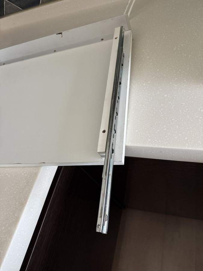 간석동 리젠시아 고장 난 서랍레일 교체 - 작업 전 · 휘어진 기존 서랍레일