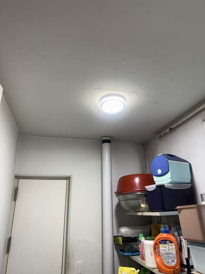 걸포동 오스타파라곤 2차 베란다 램프등 → LED 방습등 교체 - LED 방습등 설치 후 · 점등