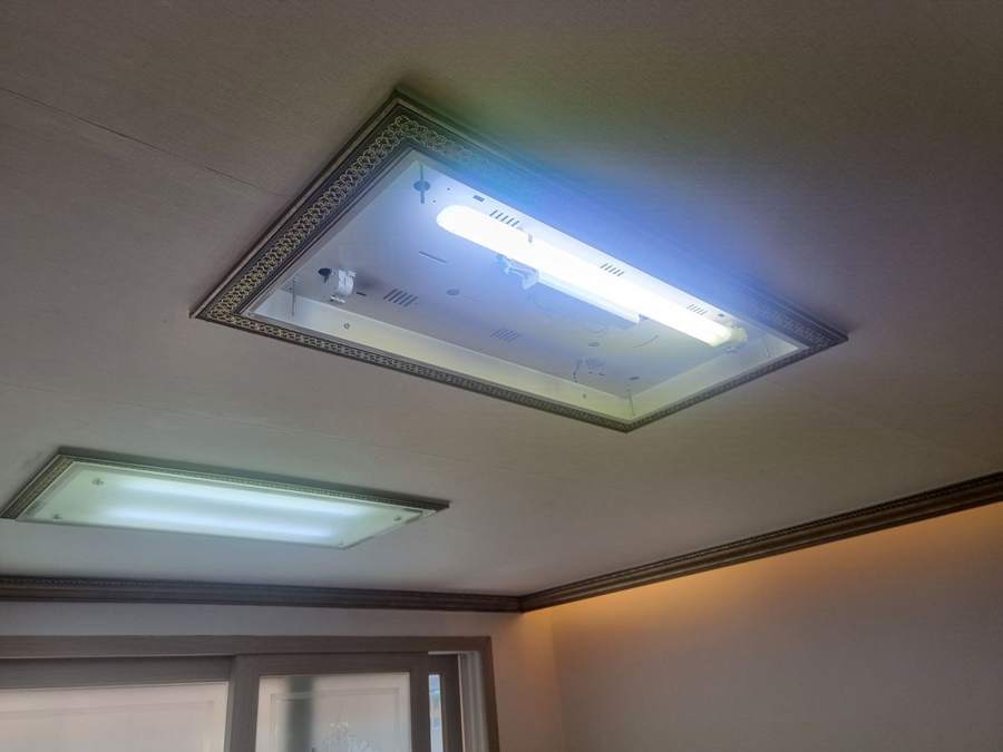 구월동 리젠시아 주방 · 거실 매립등 LED 리폼 - 작업 전 · 거실 커버 분리