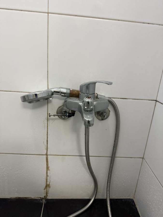 산곡동 물이 줄줄 새는 욕실 샤워수전 교체 - 작업 전