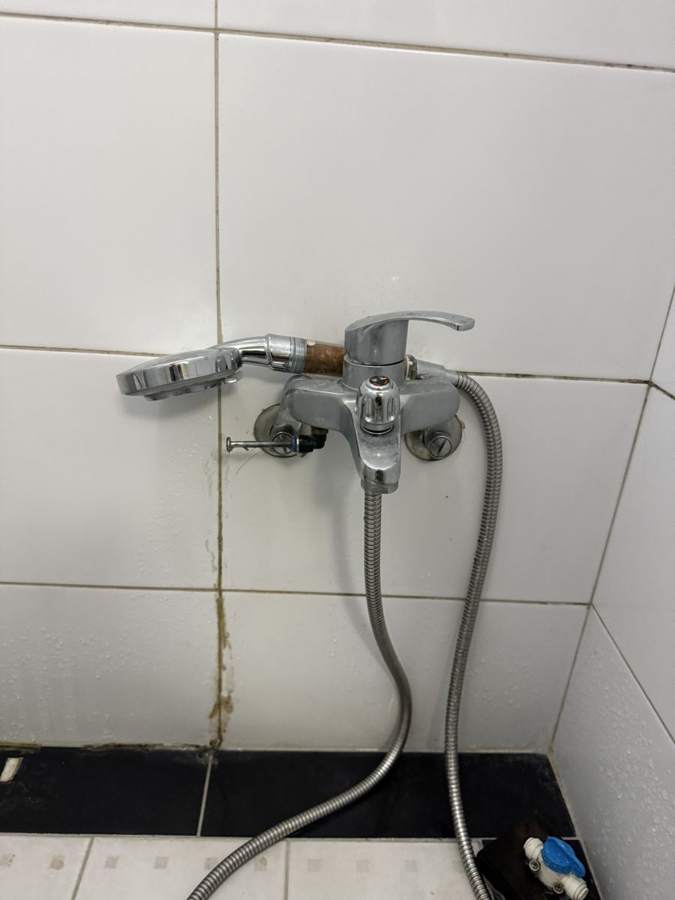 산곡동 물이 줄줄 새는 욕실 샤워수전 교체 - 작업 전 · 노후된 샤워수전