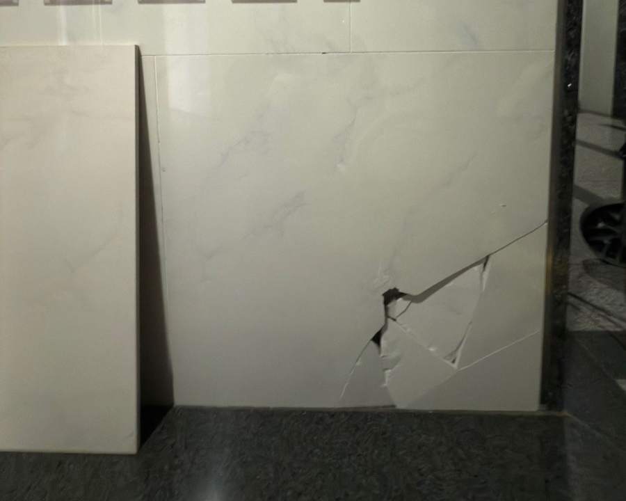 산곡동 푸르지오 공용부 파손된 벽타일 교체 - 작업 전
